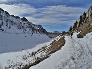 50 Bella vista sul Lago di Fregabolgia vuoto d'acqua e ricoperto di neve